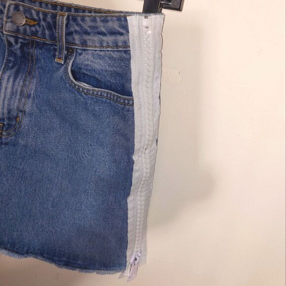 Carmar Women's Side Zip Zip Medium Wash Denim Mini Skirt Size 28 EUC - Picture 12 of 13